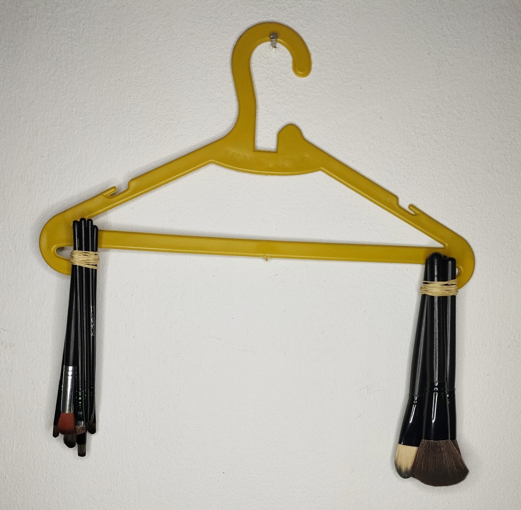 How to hang makeup brushes to dry